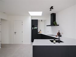 In een uniek gerenoveerd voormalig koetshuis, omgevormd tot een klassevolle residentie met slechts 5 wooneenheden, ontdek je dit karaktervol apparteme...