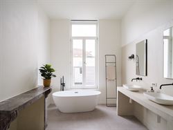 In een uniek gerenoveerd voormalig koetshuis, omgevormd tot een klassevolle residentie met slechts 5 wooneenheden, ontdek je dit karaktervol apparteme...