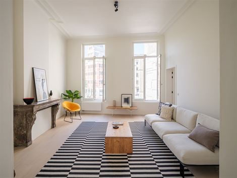 In een uniek gerenoveerd voormalig koetshuis, omgevormd tot een klassevolle residentie met slechts 5 wooneenheden, ontdek je dit karaktervol apparteme...