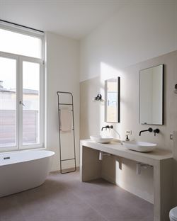 In een uniek gerenoveerd voormalig koetshuis, omgevormd tot een klassevolle residentie met slechts 5 wooneenheden, ontdek je dit karaktervol apparteme...