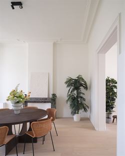 In een uniek gerenoveerd voormalig koetshuis, omgevormd tot een klassevolle residentie met slechts 5 wooneenheden, ontdek je dit karaktervol apparteme...