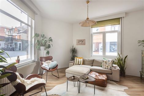 Op zoek naar een woning die de perfecte balans biedt tussen stadsleven en rust? Deze charmante hoekwoning in de geliefde Bloemekenswijk in Gent heeft ...