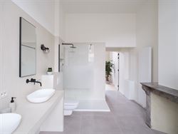 In een uniek gerenoveerd voormalig koetshuis, omgevormd tot een klassevolle residentie met slechts 5 wooneenheden, ontdek je dit karaktervol apparteme...