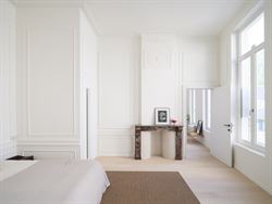 In een uniek gerenoveerd voormalig koetshuis, omgevormd tot een klassevolle residentie met slechts 5 wooneenheden, ontdek je dit karaktervol apparteme...