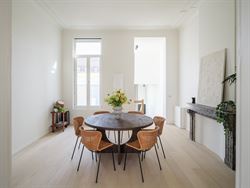 In een uniek gerenoveerd voormalig koetshuis, omgevormd tot een klassevolle residentie met slechts 5 wooneenheden, ontdek je dit karaktervol apparteme...