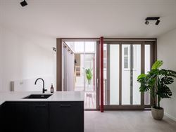 In een uniek gerenoveerd voormalig koetshuis, omgevormd tot een klassevolle residentie met slechts 5 wooneenheden, ontdek je dit karaktervol apparteme...