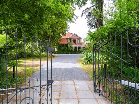 Te midden van deze exclusieve en groene villawijk in Sint-Amandsberg vind je deze unieke, karaktervolle villa. 
Een zeldzame combinatie van historisc...