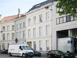 In een uniek gerenoveerd voormalig koetshuis, omgevormd tot een klassevolle residentie met slechts 5 wooneenheden, ontdek je dit karaktervol apparteme...