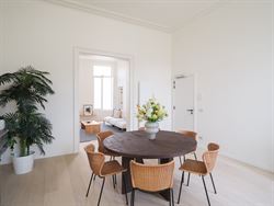 In een uniek gerenoveerd voormalig koetshuis, omgevormd tot een klassevolle residentie met slechts 5 wooneenheden, ontdek je dit karaktervol apparteme...