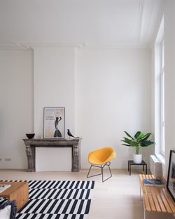 In een uniek gerenoveerd voormalig koetshuis, omgevormd tot een klassevolle residentie met slechts 5 wooneenheden, ontdek je dit karaktervol apparteme...