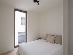 In een uniek gerenoveerd voormalig koetshuis, omgevormd tot een klassevolle residentie met slechts 5 wooneenheden, ontdek je dit karaktervol apparteme...