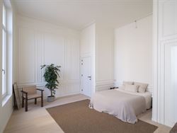 In een uniek gerenoveerd voormalig koetshuis, omgevormd tot een klassevolle residentie met slechts 5 wooneenheden, ontdek je dit karaktervol apparteme...