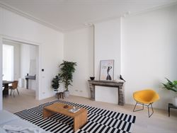 In een uniek gerenoveerd voormalig koetshuis, omgevormd tot een klassevolle residentie met slechts 5 wooneenheden, ontdek je dit karaktervol apparteme...