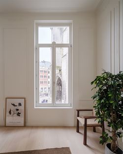 In een uniek gerenoveerd voormalig koetshuis, omgevormd tot een klassevolle residentie met slechts 5 wooneenheden, ontdek je dit karaktervol apparteme...