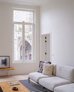 In een uniek gerenoveerd voormalig koetshuis, omgevormd tot een klassevolle residentie met slechts 5 wooneenheden, ontdek je dit karaktervol apparteme...