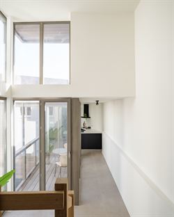 In een uniek gerenoveerd voormalig koetshuis, omgevormd tot een klassevolle residentie met slechts 5 wooneenheden, ontdek je dit karaktervol apparteme...