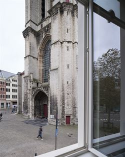 In een uniek gerenoveerd voormalig koetshuis, omgevormd tot een klassevolle residentie met slechts 5 wooneenheden, ontdek je dit karaktervol apparteme...