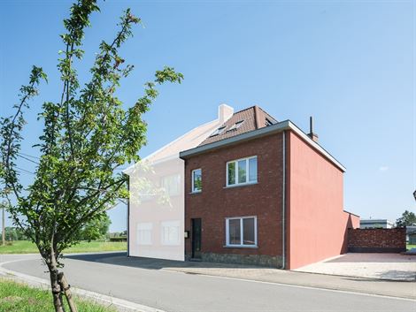 Deze instapklare woning ligt in een rustige, groene buurt vlakbij het centrum van Nevele, omgeven door weilanden. Tegelijk woon je hier centraal, op k...