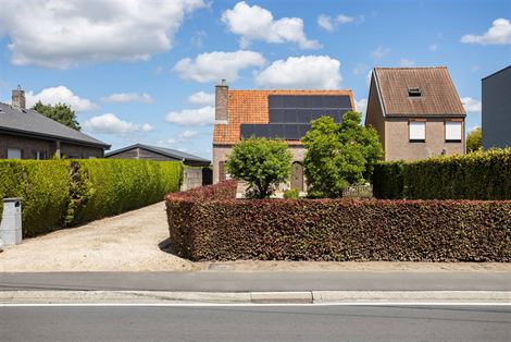 Landelijke woning in Waarschoot op slechts enkele minuten met de auto van de gezellige dorpskern en op een vijftal minuten van Zomergem.
Het ruime pe...