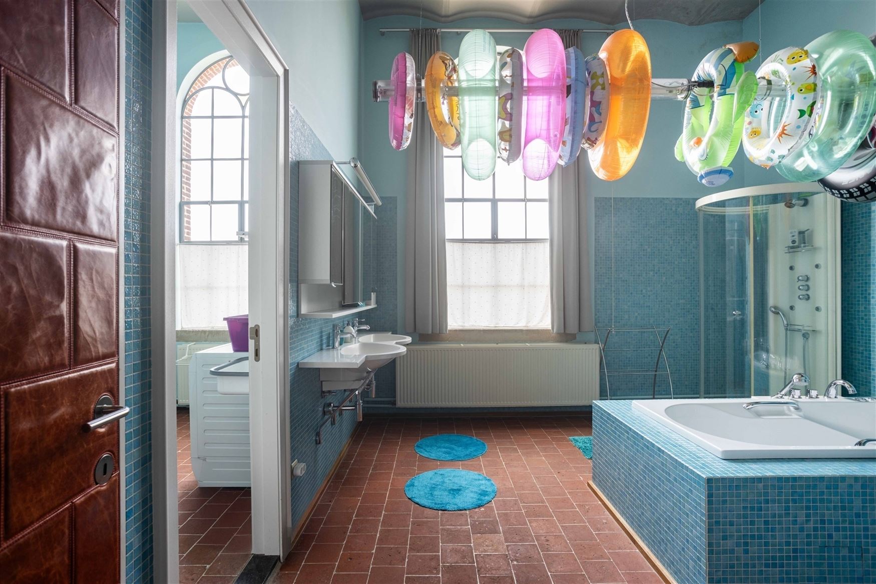 Het voormalige Armhuis van Asper, werd in 1863 opgericht en is een uniek stuk erfgoed met een rijke geschiedenis.
Bijzondere eigendom op een riant pe...