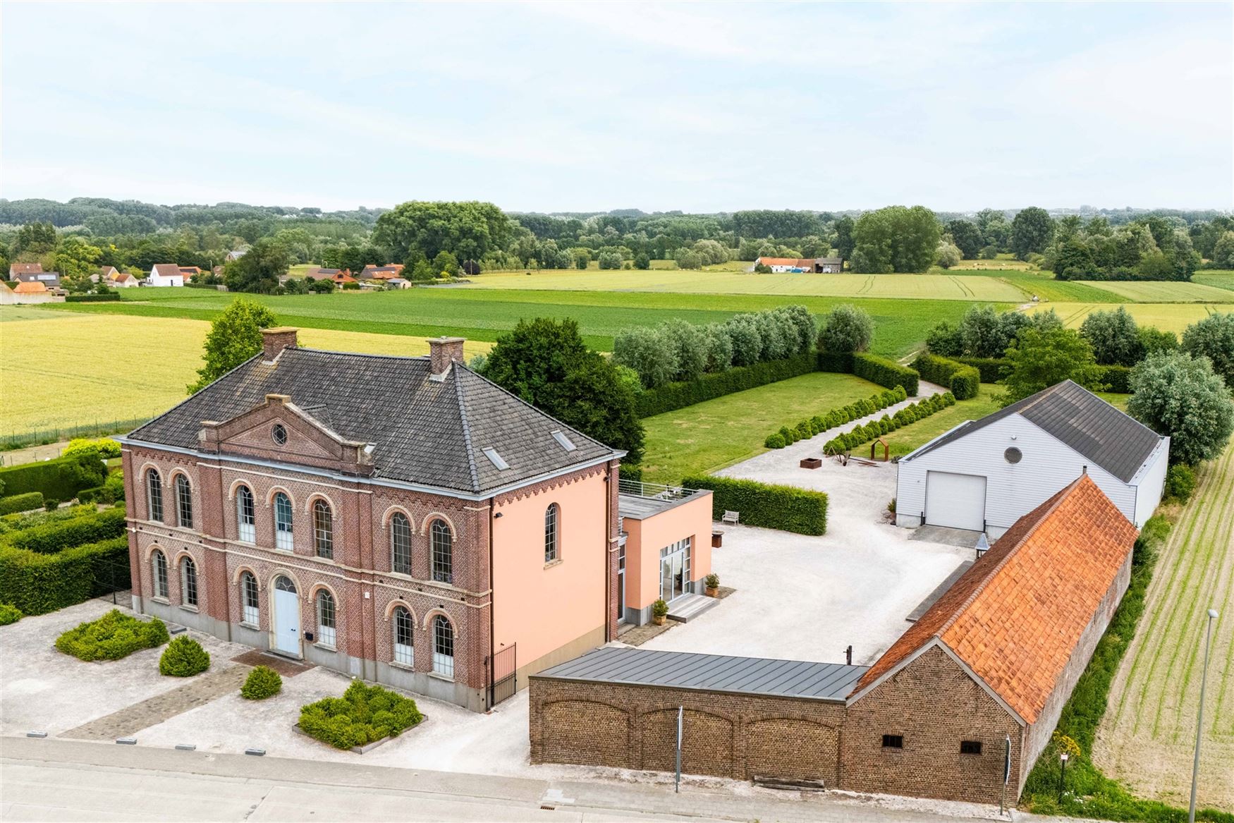 Het voormalige Armhuis van Asper, werd in 1863 opgericht en is een uniek stuk erfgoed met een rijke geschiedenis.
Bijzondere eigendom op een riant pe...