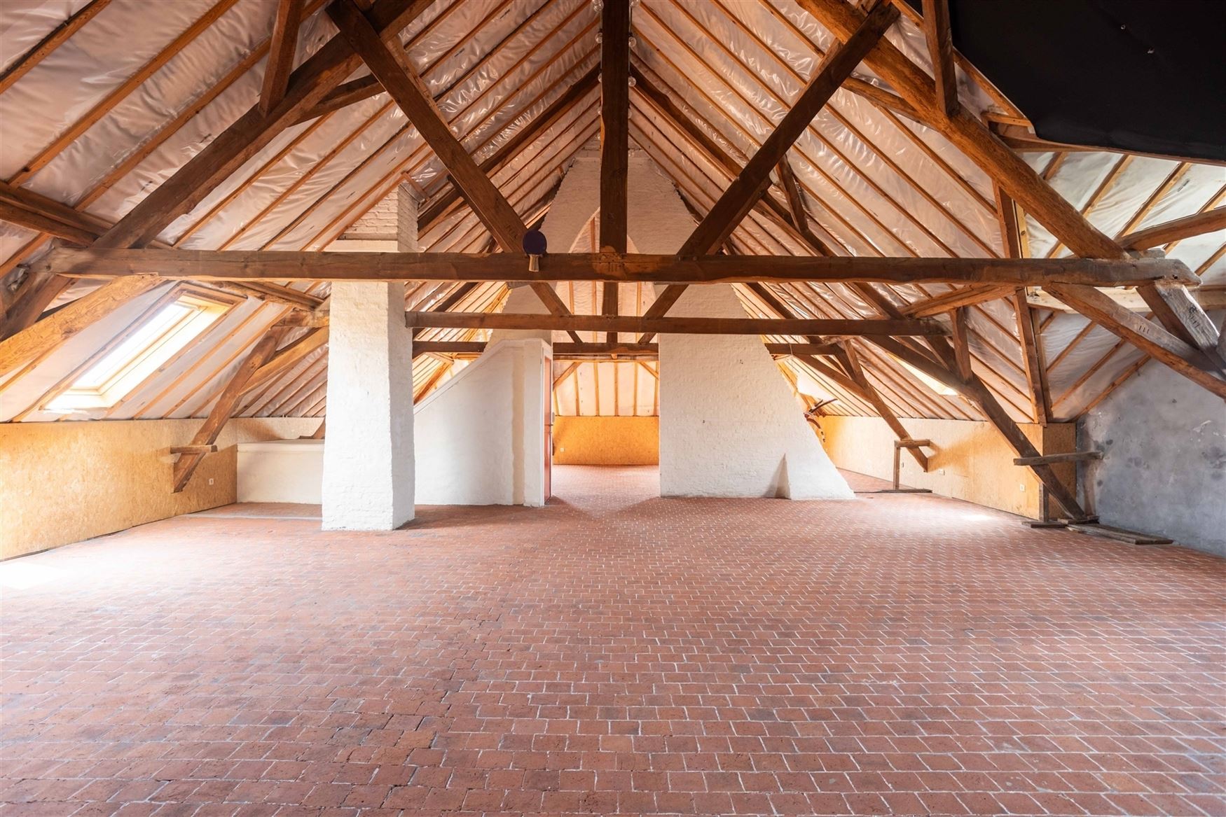 Het voormalige Armhuis van Asper, werd in 1863 opgericht en is een uniek stuk erfgoed met een rijke geschiedenis.
Bijzondere eigendom op een riant pe...