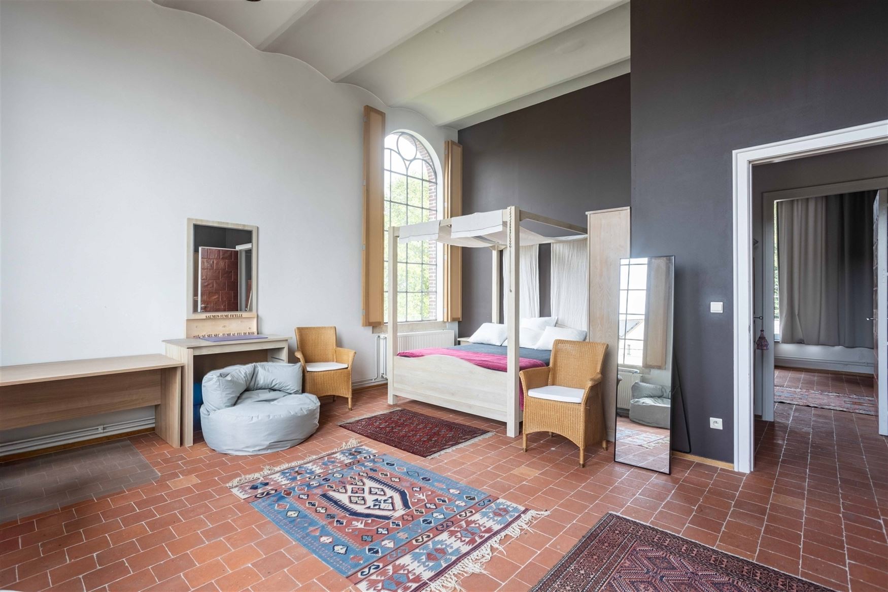 Het voormalige Armhuis van Asper, werd in 1863 opgericht en is een uniek stuk erfgoed met een rijke geschiedenis.
Bijzondere eigendom op een riant pe...