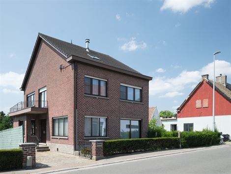 In het groene Semmerzake, deelgemeente van Gavere, vind je deze statige woning uit de jaren ’60. De woning werd ontworpen door de Gentse architect G...