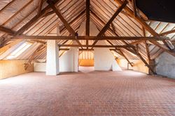 Het voormalige Armhuis van Asper, werd in 1863 opgericht en is een uniek stuk erfgoed met een rijke geschiedenis.
Bijzondere eigendom op een riant pe...