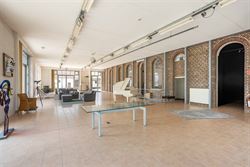 Het voormalige Armhuis van Asper, werd in 1863 opgericht en is een uniek stuk erfgoed met een rijke geschiedenis.
Bijzondere eigendom op een riant pe...