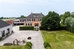 Het voormalige Armhuis van Asper, werd in 1863 opgericht en is een uniek stuk erfgoed met een rijke geschiedenis.
Bijzondere eigendom op een riant pe...