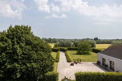 Het voormalige Armhuis van Asper, werd in 1863 opgericht en is een uniek stuk erfgoed met een rijke geschiedenis.
Bijzondere eigendom op een riant pe...