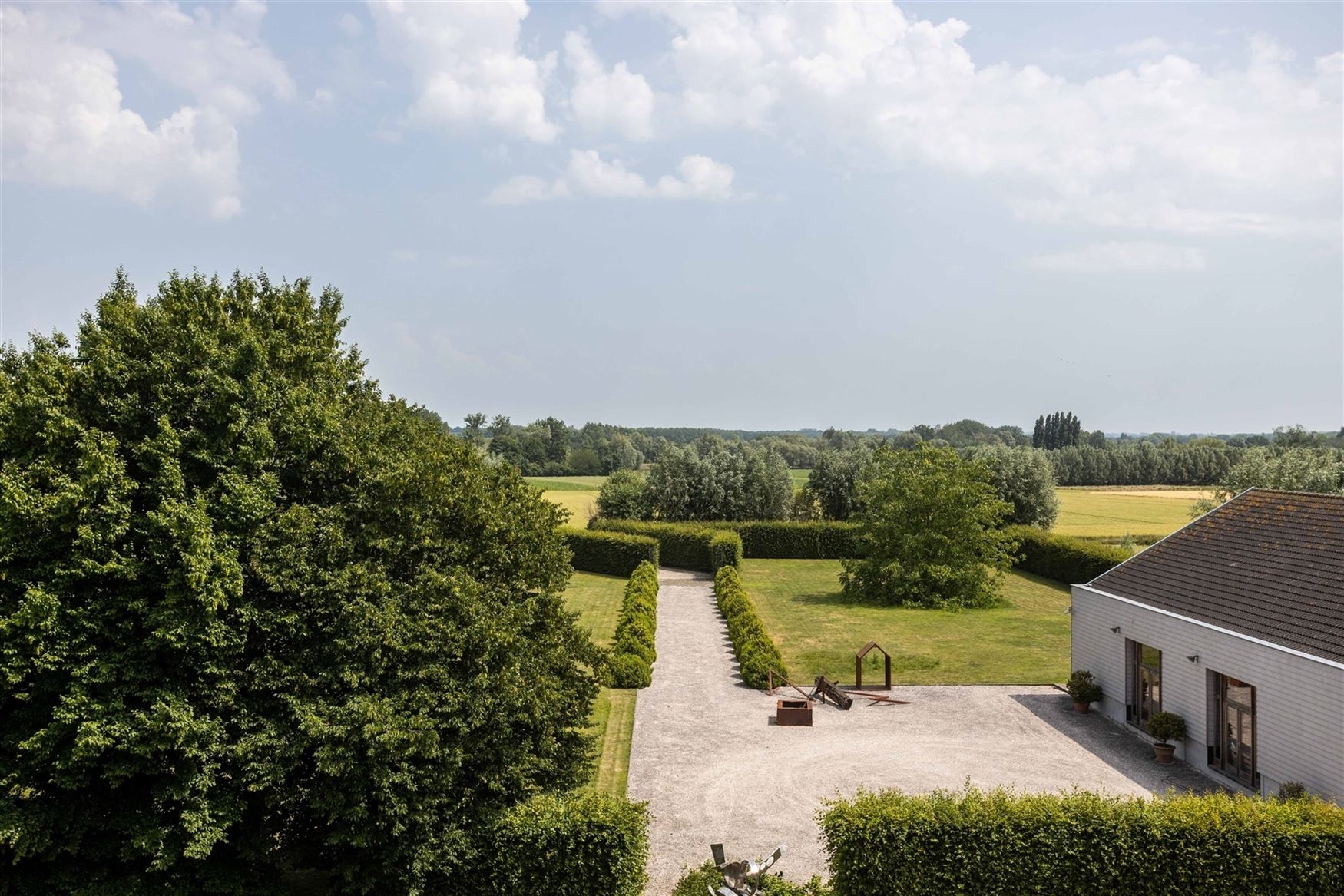 Het voormalige Armhuis van Asper, werd in 1863 opgericht en is een uniek stuk erfgoed met een rijke geschiedenis.
Bijzondere eigendom op een riant pe...