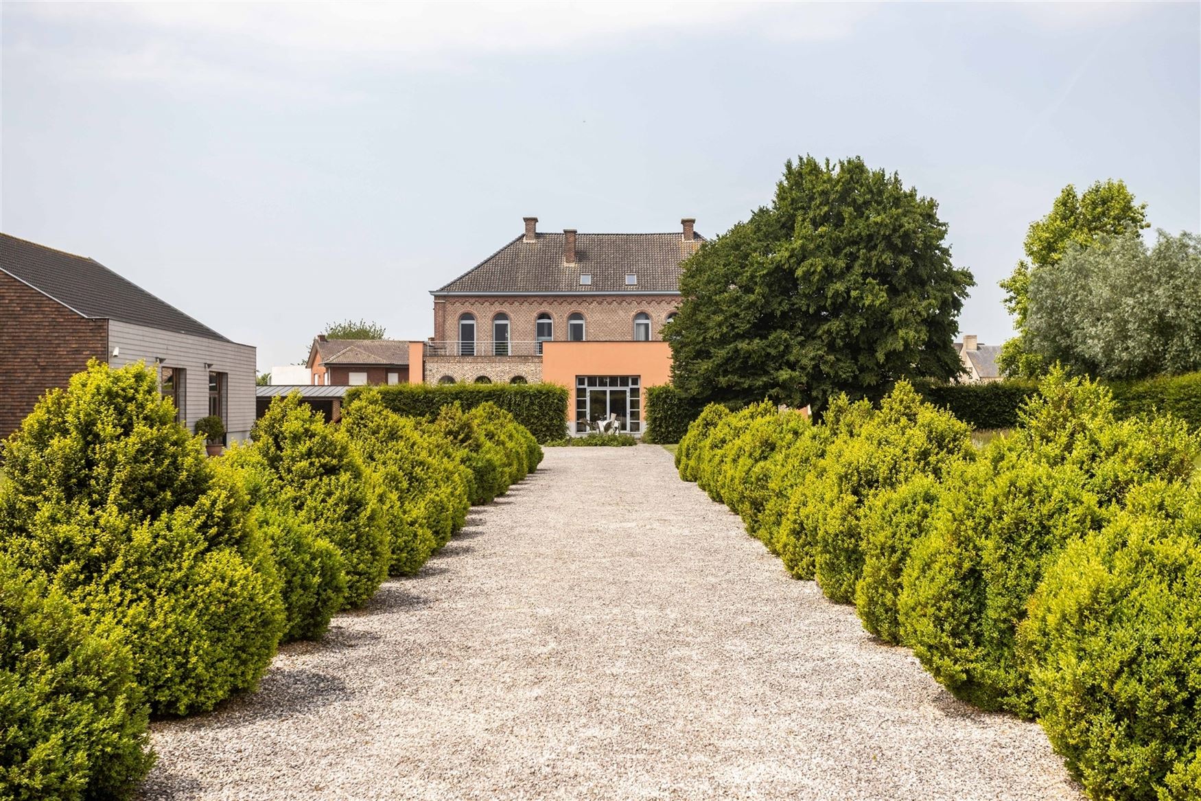 Het voormalige Armhuis van Asper, werd in 1863 opgericht en is een uniek stuk erfgoed met een rijke geschiedenis.
Bijzondere eigendom op een riant pe...