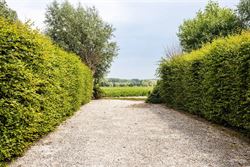 Het voormalige Armhuis van Asper, werd in 1863 opgericht en is een uniek stuk erfgoed met een rijke geschiedenis.
Bijzondere eigendom op een riant pe...