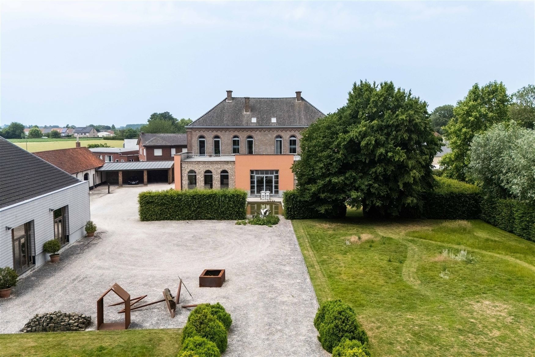 Het voormalige Armhuis van Asper, werd in 1863 opgericht en is een uniek stuk erfgoed met een rijke geschiedenis.
Bijzondere eigendom op een riant pe...