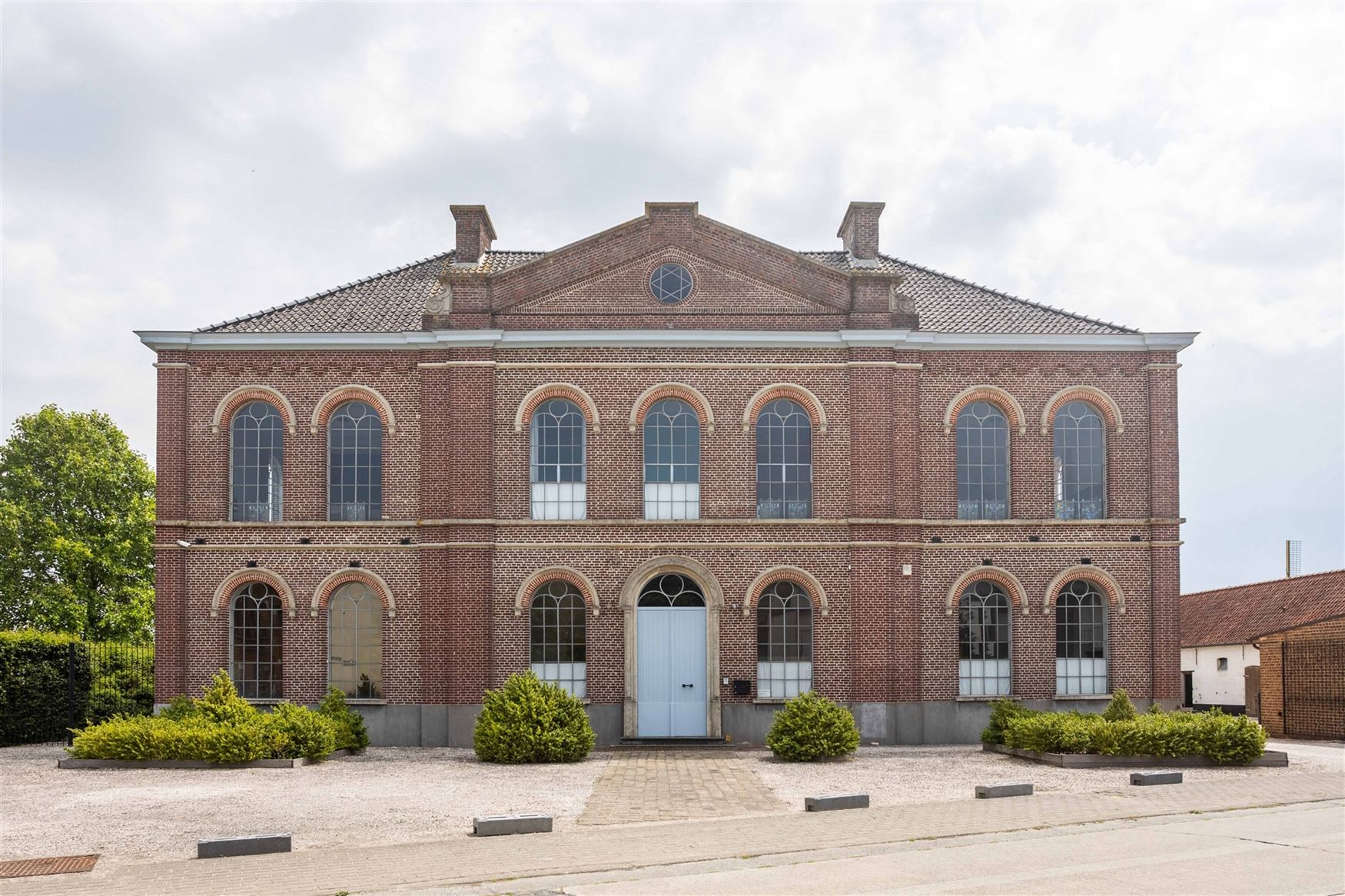 Het voormalige Armhuis van Asper, werd in 1863 opgericht en is een uniek stuk erfgoed met een rijke geschiedenis.
Bijzondere eigendom op een riant pe...