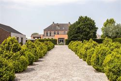 Het voormalige Armhuis van Asper, werd in 1863 opgericht en is een uniek stuk erfgoed met een rijke geschiedenis.
Bijzondere eigendom op een riant pe...