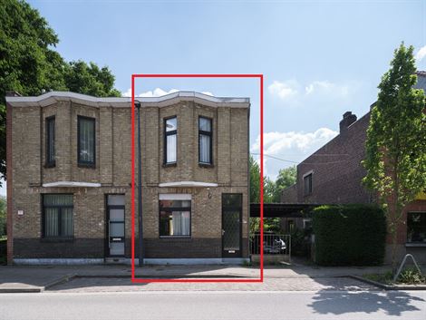 In het levendige Sint-Amandsberg, op wandelafstand van de Rozebroeken en tal van leuke hotspots, vind je deze karaktervolle halfopen bebouwing met een...