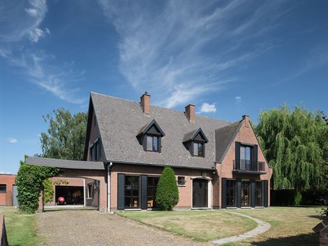 BEZOEKMOMENT VOLZET!

In het gegeerde Drongen, waar rust en bereikbaarheid hand in hand gaan, wacht een solide woning met karakter. 
Gebouwd in de ...