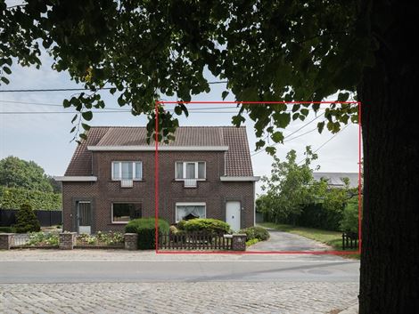 Op zoek naar een woning met potentieel én een toplocatie? Deze halfopen bebouwing, gelegen in de rustige en groene Broekstraat, biedt je de kans om j...