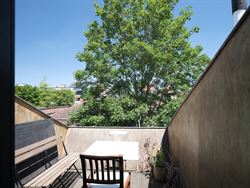 Op een boogscheut van de Sint-Niklaaskerk, tussen charmante steegjes en levendige pleinen, ligt dit karaktervolle opbrengsteigendom. Een rustige straa...