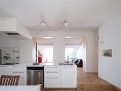 Op een boogscheut van de Sint-Niklaaskerk, tussen charmante steegjes en levendige pleinen, ligt dit karaktervolle opbrengsteigendom. Een rustige straa...