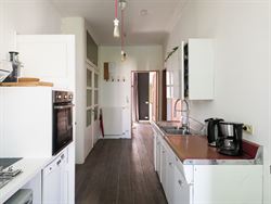 Op een boogscheut van de Sint-Niklaaskerk, tussen charmante steegjes en levendige pleinen, ligt dit karaktervolle opbrengsteigendom. Een rustige straa...