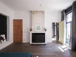 Op een boogscheut van de Sint-Niklaaskerk, tussen charmante steegjes en levendige pleinen, ligt dit karaktervolle opbrengsteigendom. Een rustige straa...