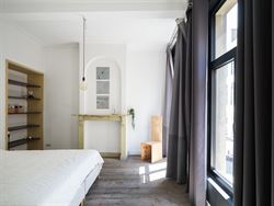 Op een boogscheut van de Sint-Niklaaskerk, tussen charmante steegjes en levendige pleinen, ligt dit karaktervolle opbrengsteigendom. Een rustige straa...