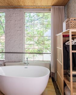 Op een boogscheut van de Sint-Niklaaskerk, tussen charmante steegjes en levendige pleinen, ligt dit karaktervolle opbrengsteigendom. Een rustige straa...