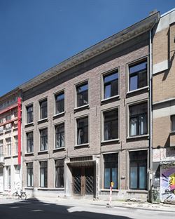 Op een boogscheut van de Sint-Niklaaskerk, tussen charmante steegjes en levendige pleinen, ligt dit karaktervolle opbrengsteigendom. Een rustige straa...