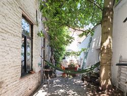 Op een boogscheut van de Sint-Niklaaskerk, tussen charmante steegjes en levendige pleinen, ligt dit karaktervolle opbrengsteigendom. Een rustige straa...