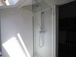 Op een boogscheut van de Sint-Niklaaskerk, tussen charmante steegjes en levendige pleinen, ligt dit karaktervolle opbrengsteigendom. Een rustige straa...